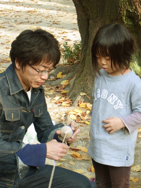 コマまわし無料体験（2010.11.28　in蚕糸の森公園）