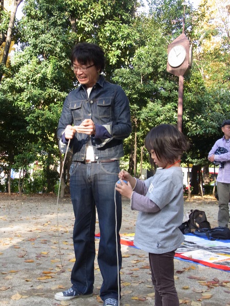 コマまわし無料体験（2010.11.28　in蚕糸の森公園）
