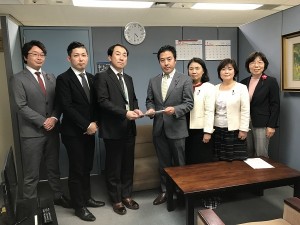 日本共産党_杉並区議会議員_富田たく_区政報告ニュース_186_img001杉並区環境部長に「提言」を手渡す日本共産党区議団。 （右から、酒井まさえ区議、くすやま美紀区議、野垣あきこ区議、 山田耕平区議、環境部長、金子けんたろう区議、私・富田たく）